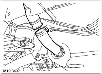17. Откачете тръбата за пълнене от маркуча за пълнене на резервоара за гориво.