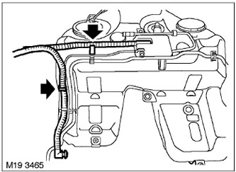 23. Разкачете маркуча на тръбата за пълнене и маркуча на абсорбера на горивните пари от монтажните…