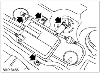 24. Разхлабете 2-те скоби и откачете 2-та маркуча от резервоара за гориво. Отстранете 2-те…