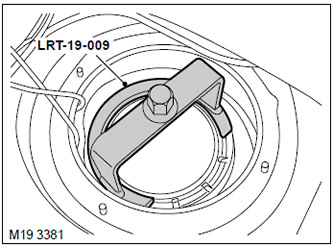 8. С помощта на инструмента LRT-19-009 отстранете заключващия пръстен от тялото на резервоара за…