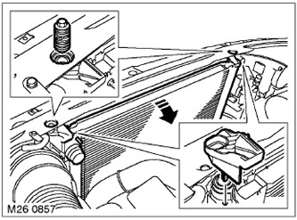7. Отстранете монтажните винтове на модула на радиатора от горния панел на рамката на радиатора.