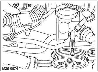 7. Отстранете болта, закрепващ скобата, поддържаща маркуча на системата за допълнително изгаряне…