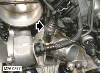 13. Изключете съединителя на сензора за температура на охлаждащата течност.