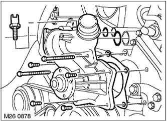 14. Развийте 6-те болта, закрепващи помпата на охладителната система и свалете помпата.