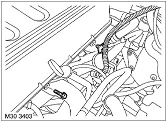 7. Разкопчайте скобата на положителния проводник от всмукателния колектор.