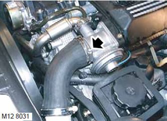 9. Разхлабете скобата и откачете маркуча за въздух от клапана за рециркулация на отработените…