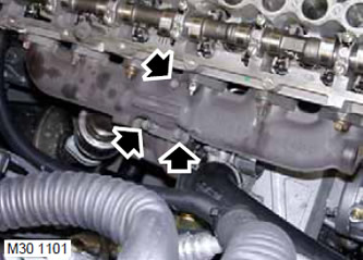 9. Отстранете 3-те болта, закрепващи турбокомпресора към изпускателния колектор. Изхвърлете…