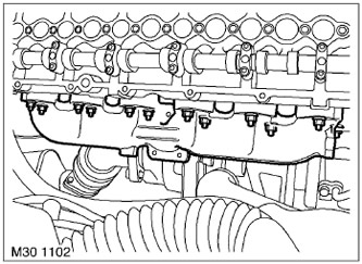 10. Свалете 12-те гайки на изпускателния колектор, свалете колектора и изхвърлете уплътнението.
