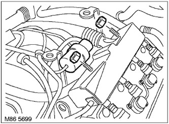 12. Отстранете 2-та болта, закрепващи кабелния сноп на горивния инжектор към горивната шина.