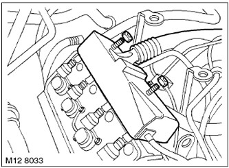 19. Развийте 2-те гайки, закрепващи снопа на двигателя към всмукателния колектор.