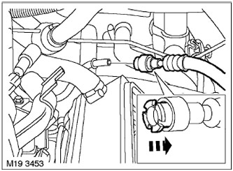 29. Изключете маркуча за подаване на гориво от горивната шина.