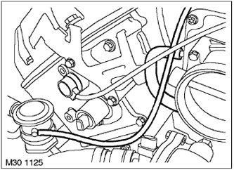 33. Развийте скобата и откачете вакуумния маркуч от соленоидния вентил за продухване на абсорбера.…