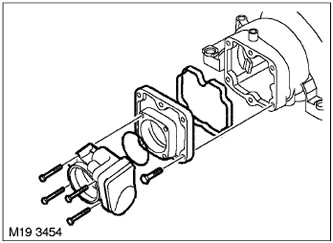 42. Развийте 4-те болта, закрепващи дроселовата тръба към всмукателния колектор и свалете…