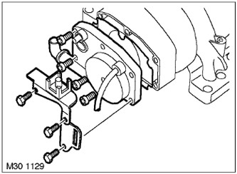 46. Отстранете 3-те болта, закрепващи двете скоби към задния капак на колектора.