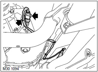 4. Отстранете скобите на десния и левия долен нагрят кислороден сензор (HO2S).