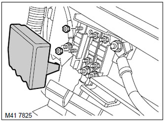 3. Внимателно освободете двата ключалки и свалете капака на кутията с предпазители.