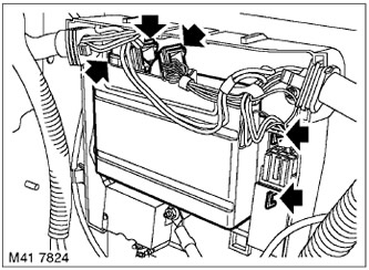 3. Освободете двете скоби, закрепващи електронния блок за управление към скобата на стената на…