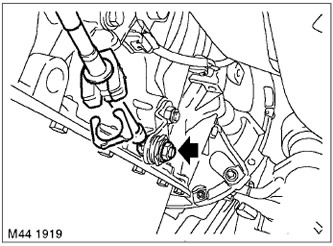 6. Отстранете скобата, закрепваща кабела на селектора към скобата на скоростната кутия.