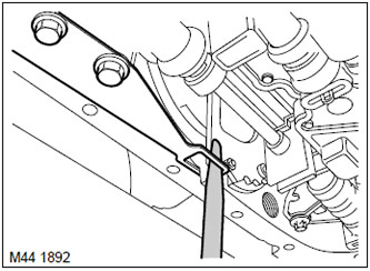 6. Поставете разделител с дебелина 0,8 mm между лоста за спиране и пружинната плоча и затегнете…