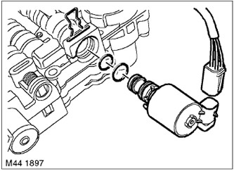 Где находится электромагнитный клапан управления давлением Automatic gearbox GM-5L40-E: Torque converter lock-up clutch solenoid (Range Rov