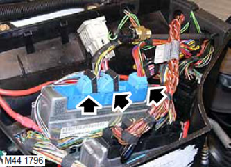 3. Разкачете трите сини конектора на електронния блок за управление на автоматичната скоростна…