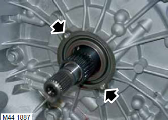 4. Отстранете двата винта, закрепващи уплътнението на вала на преобразувателя на въртящия момент.