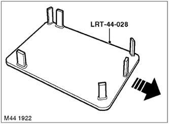 11. С помощта на инструмент LRT-44-028 подпрете автоматичната скоростна кутия на крик.