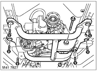 12. Отстранете болта и гайката, свързващи модула за монтаж на трансмисията към напречната рамка.