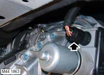 16. Отстранете блока от конектора на модула за превключване на скоростната кутия на трансферната…