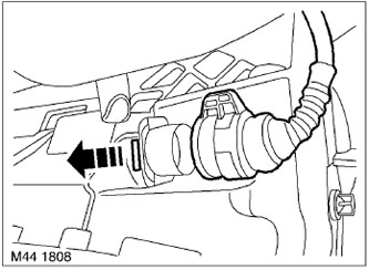 17. Изключете блока от съединителя на автоматичната скоростна кутия.