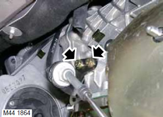 19. Отстранете двата винта на пластината, закрепваща кабела на селектора към скоростната кутия и…