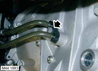 23. Развийте винта и отстранете скобата на тръбите на охладителя на течността за автоматична…