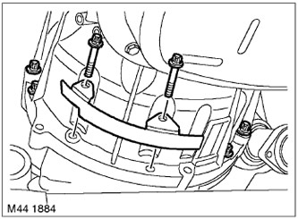 25. Отстранете 2-та винта Torx, закрепващи плочата към корпуса на автоматичната трансмисия, и…
