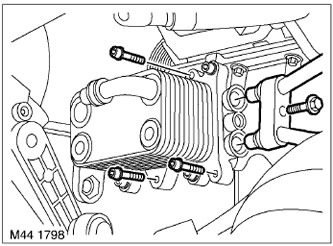 8. Отстранете винта, закрепващ скобата, и изключете тръбопроводите на автоматичната трансмисия от…