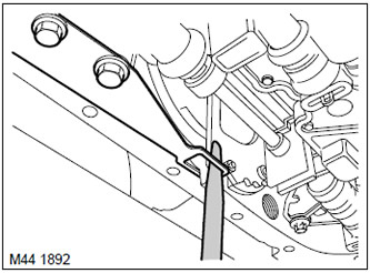 7. Инсталирайте дистанционер с дебелина 0,8 mm между лоста за спиране и пружинната плоча и…