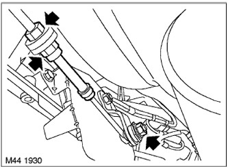 6. Разхлабете гайката, закрепваща кабела към скоростния лост, и извадете кабела на скоростния лост…