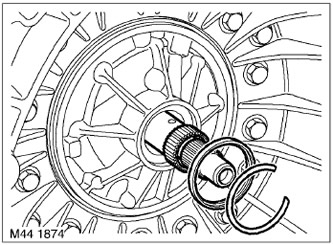 4. Свалете задържащия пръстен, закрепващ уплътнението на преобразувателя на въртящия момент.