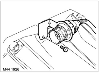 6. Отстранете винта, закрепващ скобата на съединителя на заключващия превключвател, и освободете…