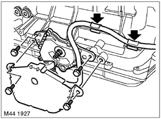 7. Отстранете двата винта, закрепващи панела на превключвателя за заключване, и свалете панела.