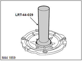2. С помощта на инструмент LRT-44-029 поставете ново уплътнение.