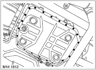 4. Равномерно и постепенно разхлабете и отстранете 22-те монтажни винта на тигана.