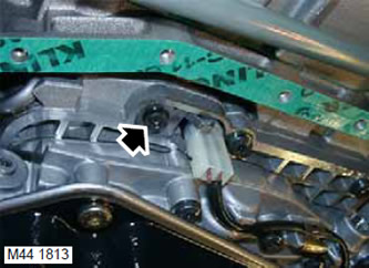 4. Отстранете 2-та винта Torx, закрепващи скобите на сензора за скорост, отстранете скобите и…