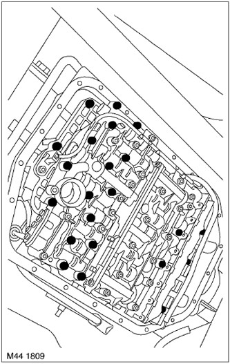 5. Равномерно и постепенно разхлабете и отстранете 22-те Torx винта с широка яка от макарата и…