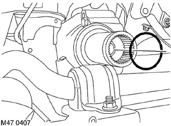 9. Отстранете и изхвърлете О-пръстена на опашния шлиц на крайното задвижване.