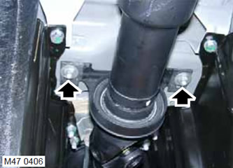 13. Развийте 2-те гайки, закрепващи междинната опора, и свалете карданния вал.