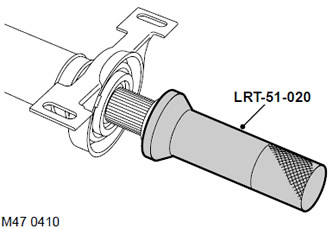 2. С помощта на инструмент LRT-51-020 монтирайте междинната опора на карданния вал.