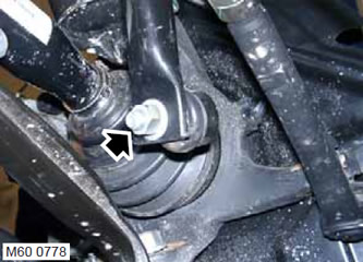 11. Отстранете двете гайки, закрепващи връзките към стабилизиращата щанга, и разкачете връзките.