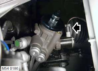 18. Отстранете съединителния блок за сензора за ъгъл на кормилната предавка.