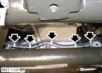 19. Разкачете 5-те скоби, закрепващи вакуумния маркуч към модула на корпуса на кормилния механизъм.