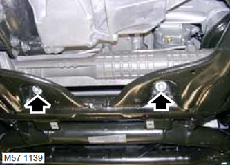 22. Отстранете 2-те болта и 2-те гайки, закрепващи модула на стелажа, и изхвърлете болтовете и…